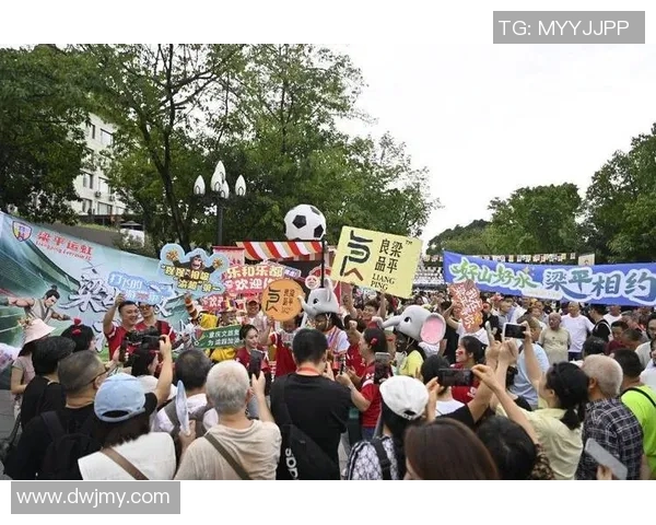 重庆足球队灵活性引发热议球迷对战术调整的不同看法与期待 重庆足球队灵活性引发热议球迷对战术调整的不同看法与期待
